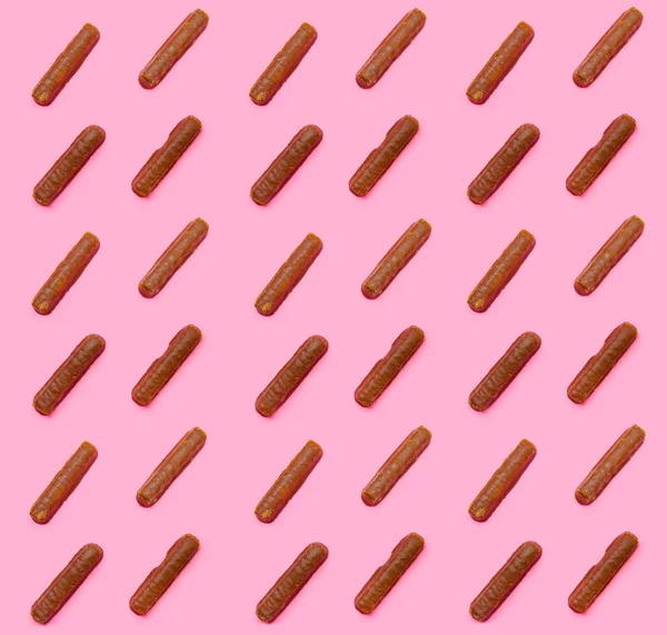 ピンクの背景に自家製チョコレート クッキーの行 — ストック写真