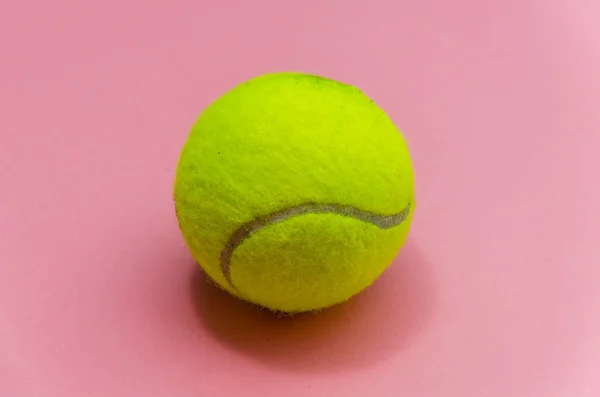 Balle Tennis Jaune Vif Sur Fond Rose Pastel Gros Plan — Photo