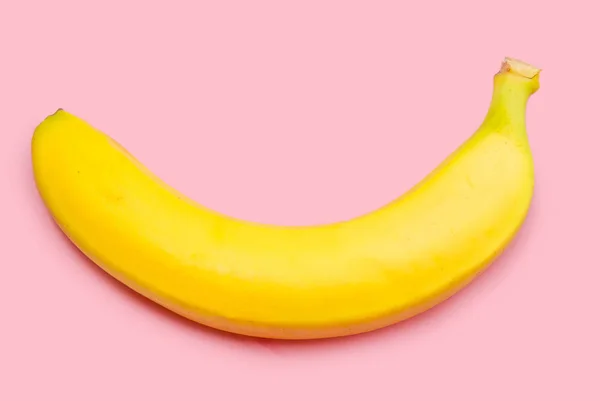 Uma Banana Amarela Fundo Rosa — Fotografia de Stock