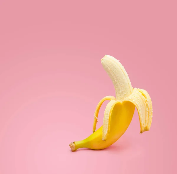 Uma Banana Amarela Fundo Rosa — Fotografia de Stock