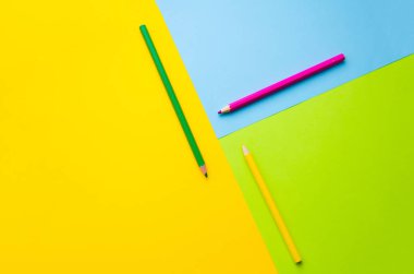 Renkli kağıt paralel çizgiler kompozisyon pastel boş arka plan üzerinde kalem