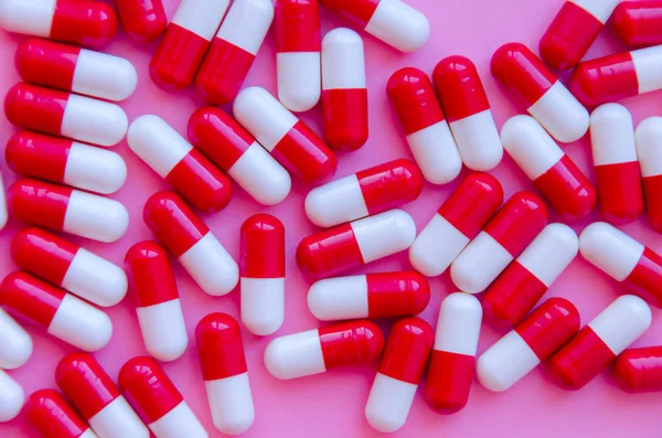 一堆红色的药丸在粉红色的背景顶部的看法 医药卫生药学的药理学概念 — 图库照片