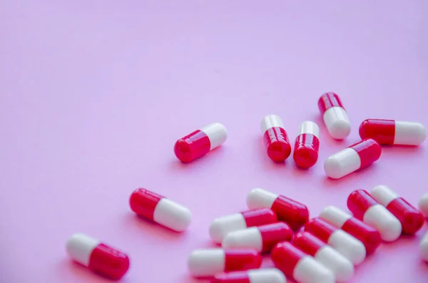 Pilha Cápsulas Vermelhas Pílulas Uma Vista Superior Fundo Rosa Medicina — Fotografia de Stock
