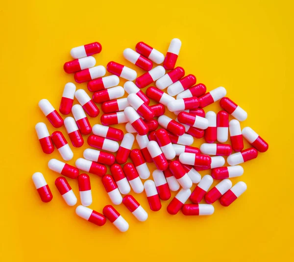 Hromada Červené Kapsle Pilulek Růžovém Pozadí Pohledu Shora Koncepce Farmakologie — Stock fotografie