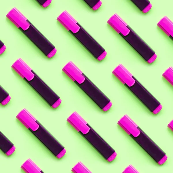 Pembe işaretleri bir yeşil arka plan üstünde paralel görüntüleyin. Pastel moda eğitim kavramı.