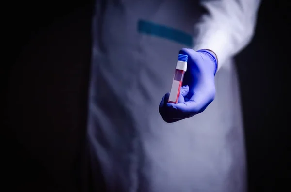 Médico Detém Coronavírus Sua Mão Teste Sangue Com Inscrição Covid — Fotografia de Stock