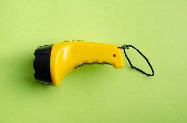 Renkli bir arkaplan görünümünde renkli el feneri