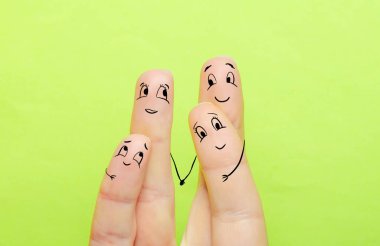 Erkek kadın ve çocuk olarak dört parmak kavramı birbirine sarılır ve birbirini sever.