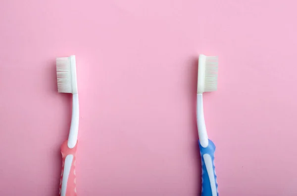 Οδοντόβουρτσες Στην Αγάπη Αναστατωμένος Παστέλ Χρώματα Άνδρας Και Γυναίκα — Φωτογραφία Αρχείου