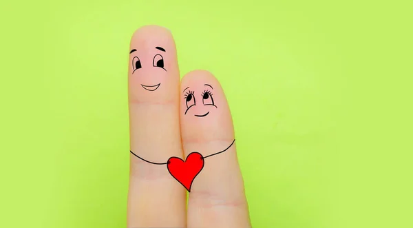 Bir erkek ve bir kadın olarak iki parmak kavramı birbirine sarılır ve birbirini sever.