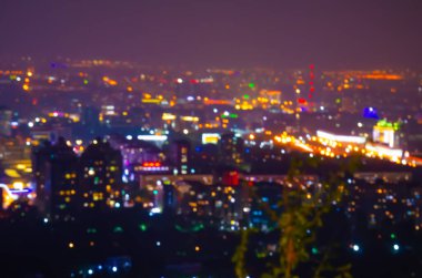 Gece gökyüzü ve tüm şehir manzarası