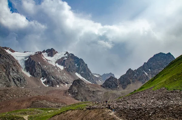 Paesaggio Alte Montagne Rocciose Con Cime Innevate Sul Ghiacciaio Persone — Foto Stock