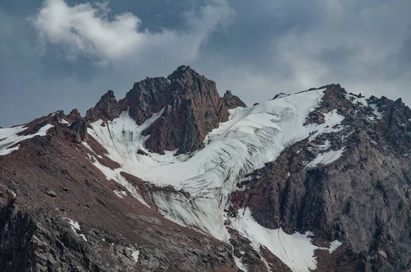 Rotsachtige Bergtop Met Sneeuw Gletsjer Bij Bewolkt Weer Met Wolken — Stockfoto