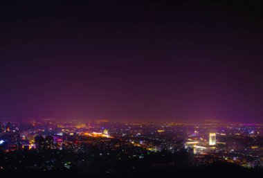 Gece gökyüzü ve tüm şehir manzarası