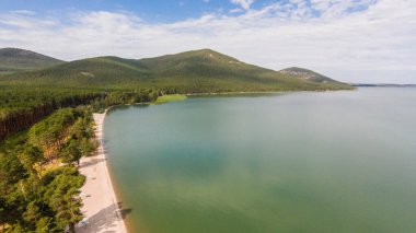 Yamaçlarda ve bulutlarda ladin ormanları olan güzel bir yarış alanı.