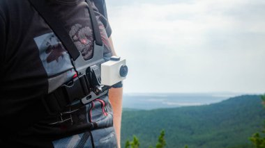 aksiyon kamerası bir kişinin üzerine küçük monte edildi