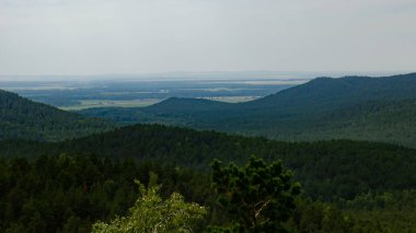 Yamaçlarda ve bulutlarda ladin ormanları olan güzel bir yarış alanı.