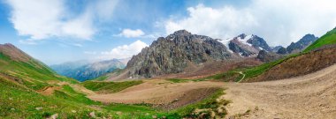Yamaçlarda ve bulutlarda ladin ormanları olan güzel bir yarış alanı.