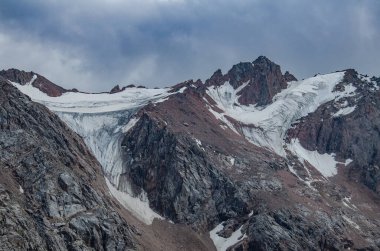 Karlı ve mavi gökyüzü olan dağ manzarası