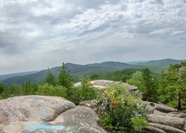 Kayalar ve bulutlarla kaplı dağ manzarası