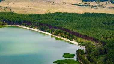 Dağlardaki göl manzarası