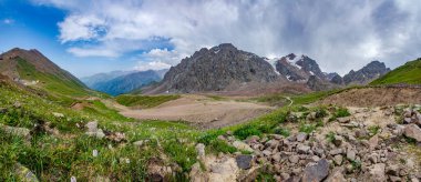 Dağlarla ve bulutlarla kaplı dağ manzarası