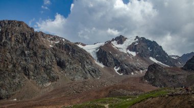 Karlı ve mavi gökyüzü olan dağ manzarası