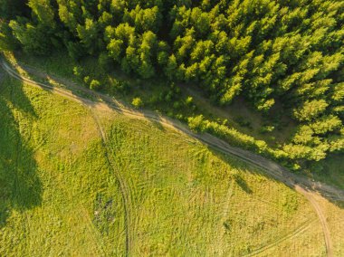 Dağlardaki yolun havadan görünüşü