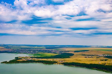Yazın göl manzarası