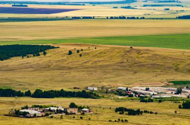 Tarlaları ve çayırları olan kırsal alan