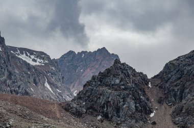 Karlı ve mavi gökyüzü olan dağ manzarası