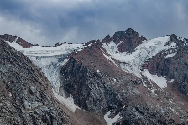 Karlı ve mavi gökyüzü olan dağ manzarası