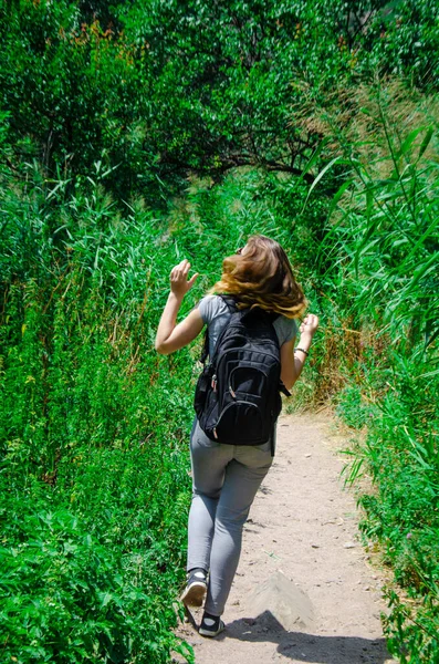 Woman Hiker Backpack Walking Forest — Stock Photo, Image