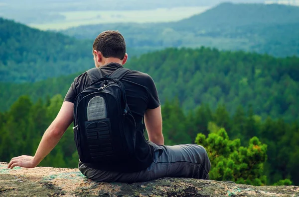 Young Man Backpack Sitting Edge Mountain — Stock Photo, Image