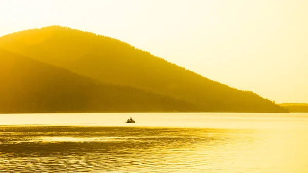 Gölde gün batımı