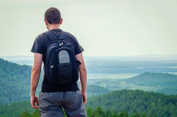 Joven Con Mochila Pie Montaña —  Fotos de Stock