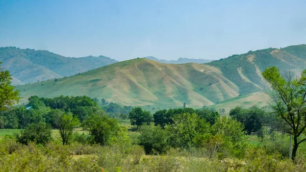 緑の丘と青い空の山の風景 — ストック写真