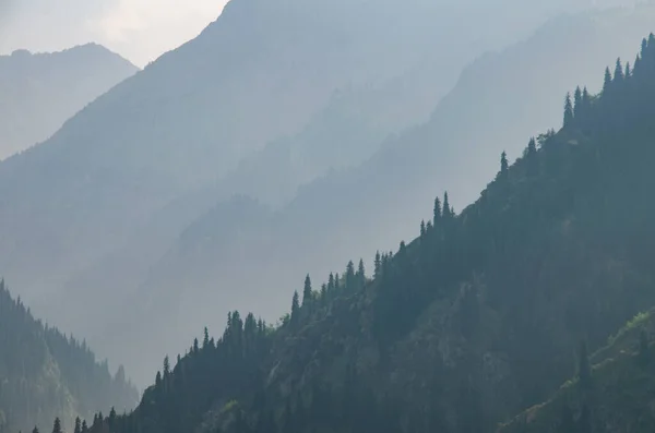 霧と雲の山の風景 — ストック写真
