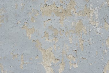 Çizik ve çatlaklarla dolu bir duvar parçası.