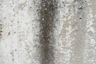 Çizik ve çatlaklarla dolu bir duvar parçası.