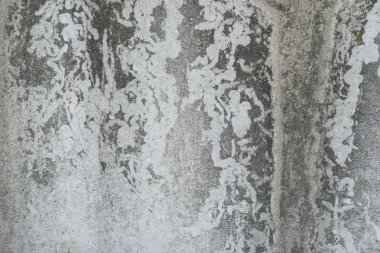 Çizik ve çatlaklarla dolu bir duvar parçası.