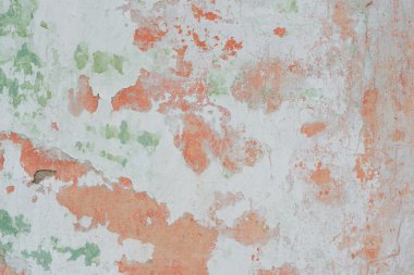 Çizik ve çatlaklarla dolu bir duvar parçası.