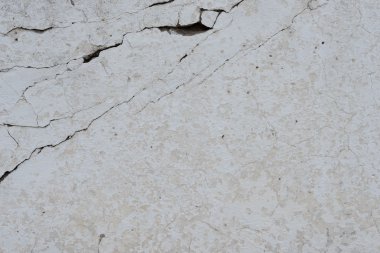 Çizik ve çatlaklarla dolu bir duvar parçası.