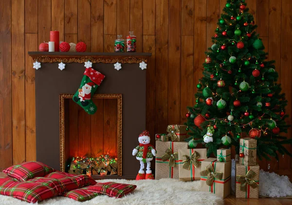 Juldekoration och ett fir-träd — Stockfoto