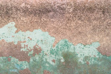 Çizik ve çatlaklarla dolu bir duvar parçası.