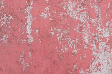 Çizik ve çatlaklarla dolu bir duvar parçası.