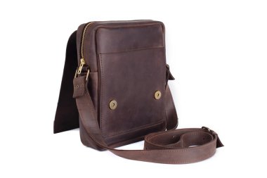 Beyaz arka planda deri çanta.