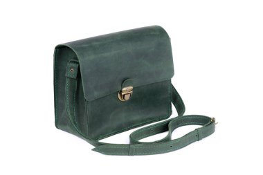 Beyaz arka planda deri çanta.