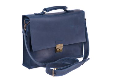 Beyaz arka planda deri çanta.