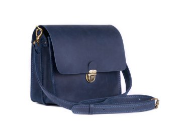 Beyaz arka planda deri çanta.